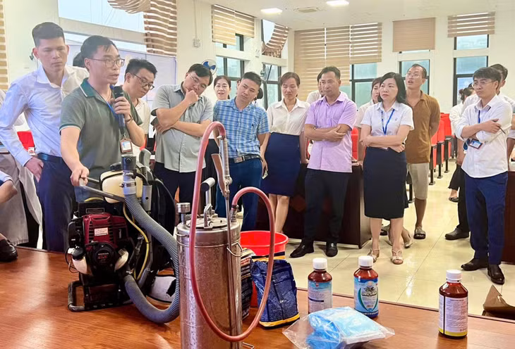 Cán bộ y tế của CDC Quảng Ninh hướng dẫn cán bộ y tế tuyến huyện sử dụng máy phun hoá chất và một số lưu ý khi sử dụng máy. Ảnh: Ngọc Phượng (CDC Quảng Ninh)
