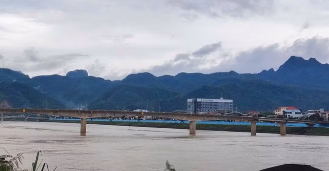 Cấm các phương tiện có tải trọng 1,5 tấn trở lên đi qua cầu Hòa Bình 1. Ảnh: Minh Nguyễn