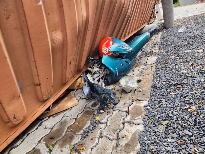 Xe máy bị thùng hàng đè bẹp. Ảnh: Đình Văn
