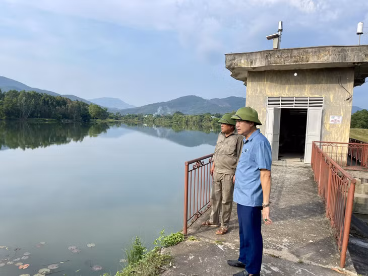 Lãnh đạo Công ty TNHH MTV Thủy lợi Đông Triều kiểm tra công tác điều tiết nước tại hồ Tân Yên.