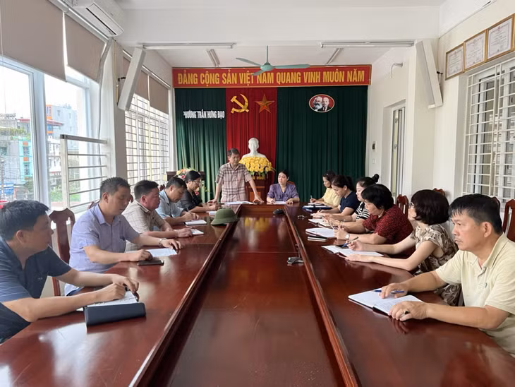 Ngay sau cuộc họp, các đồng chí trong Ban Thường vụ Thành ủy đã làm việc với các phường, xã để triển khai, cụ thể hóa chiến dịch. (Ảnh chụp tại UBND phường Trần Hưng Đạo).