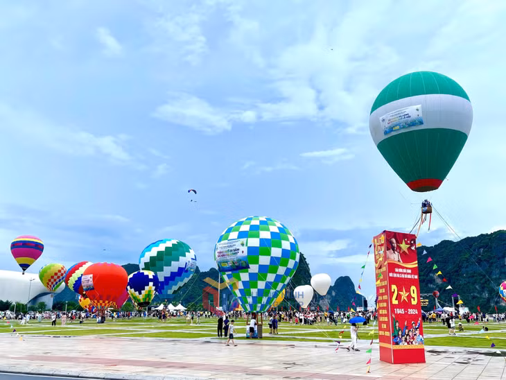 Khinh khí cầu rực rỡ trên bầu trời Hạ Long ảnh 17