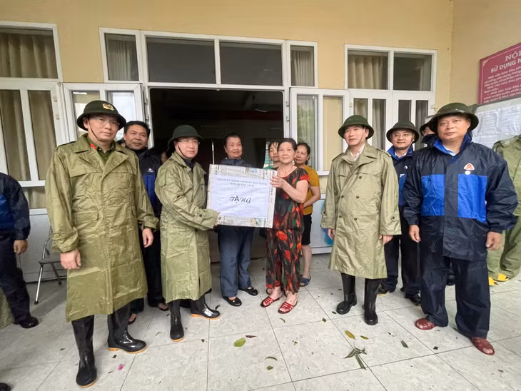 Đồng chí Đặng Xuân Phương, Phó Bí thư Tỉnh ủy, Trưởng Đoàn Đại biểu Quốc hội tỉnh thăm hỏi, tặng quà các hộ dân phải di dời đến khu an toàn tại Nhà văn hóa khu 3, phường Hồng Hải, TP Hạ Long.