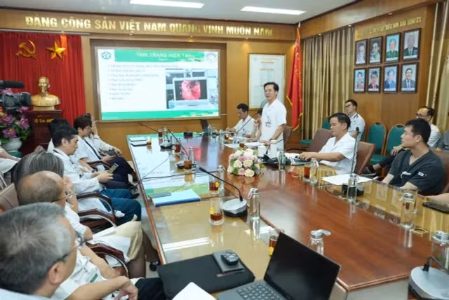 Bé gái trong vụ lũ quét tại bản Làng Nủ: Vẫn còn bùn, đất trong phổi - Ảnh 1.