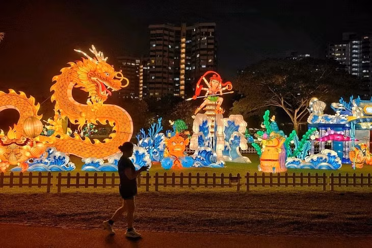 Các tác phẩm đèn Trung Thu sáng tạo được thắp sáng trong khu vực các vườn Jurong Lake, Singapore. Trong khuôn viên này có vườn Trung Hoa, vườn Nhật Bản. Sự kiện thắp đèn Trung Thu năm nay có tên Lights by the Lake được tổ chức lần thứ 3 với quy mô lớn nhất đang đón khách tới hết 22.9. Ảnh: Straitstimes