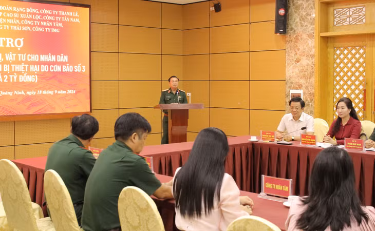 Thiếu tướng Trần Vinh Ngọc, Ủy viên Ban Thường vụ Đảng ủy, Phó Chính ủy Quân khu 7, phát biểu tại buổi trao quà hỗ trợ.