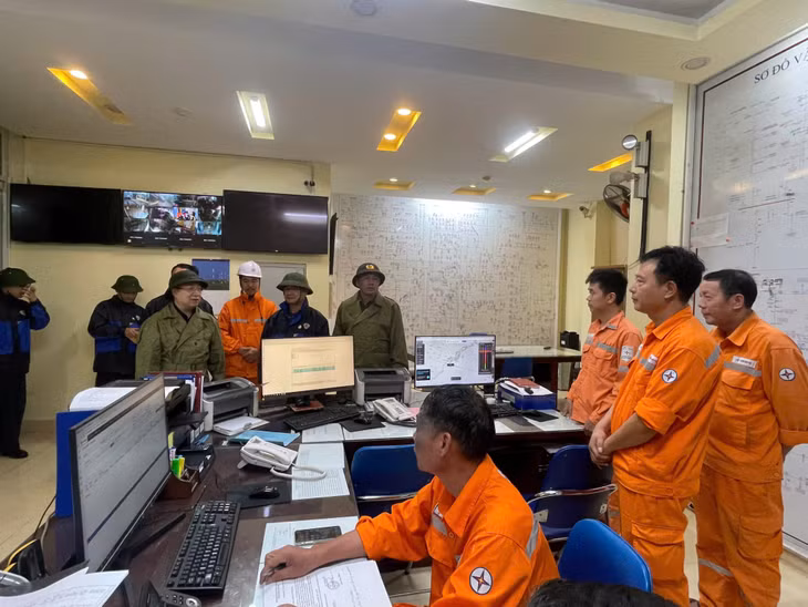 Đồng chí Đặng Xuân Phương, Phó Bí thư Tỉnh ủy, Trưởng Đoàn Đại biểu Quốc hội tỉnh, thăm hỏi, động viên lực lượng trực tại Công ty Điện lực Hạ Long.