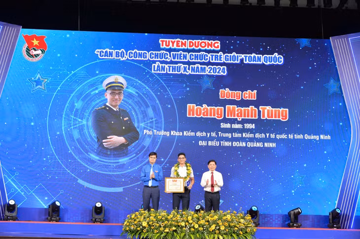 Bác sĩ Hoàng Mạnh Tùng (giữa) nhận Giải thưởng “Cán bộ, công chức, viên chức trẻ giỏi” toàn quốc lần thứ X, năm 2024. (Ảnh nhân vật cung cấp)