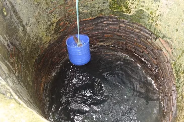 Để có nước sạch sử dụng sau mưa lũ, người dân cần làm sạch giếng khoan, giếng khơi - Ảnh minh họa