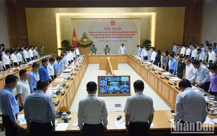 Hội nghị đã dành một phút mặc niệm tưởng nhớ các nạn nhân bị thiệt mạng vì cơn bão số 3. (Ảnh: TRẦN HẢI)