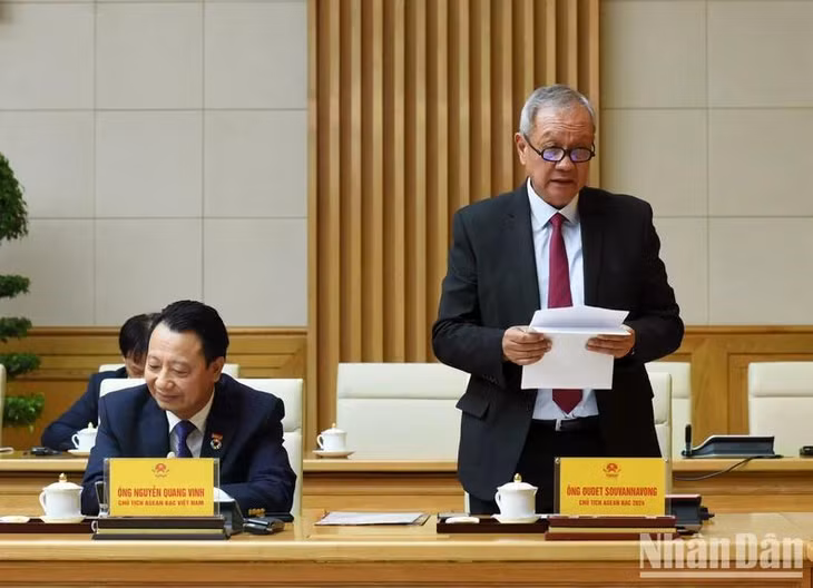 Chủ tịch ASEAN BAC năm 2024 Oudet Souvannavong phát biểu ý kiến tại buổi tiếp.