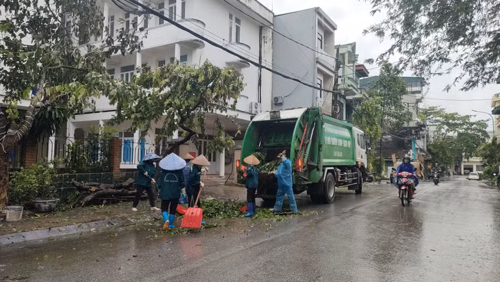 Khẩn trương thu dọn cây xanh, bùn đất.