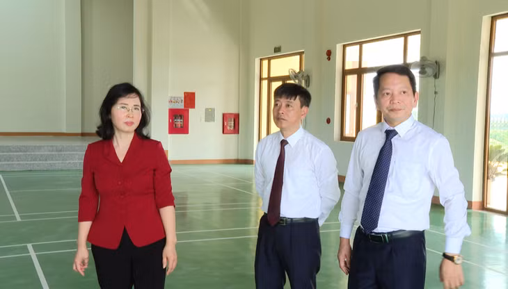 Đồng chí Trịnh Thị Minh Thanh, Phó Bí thư Thường trực Tỉnh ủy thăm cơ sở vật chất và PCCC tại Trường THCS Quảng Chính, xã Quảng Chính, huyện Hải Hà.
