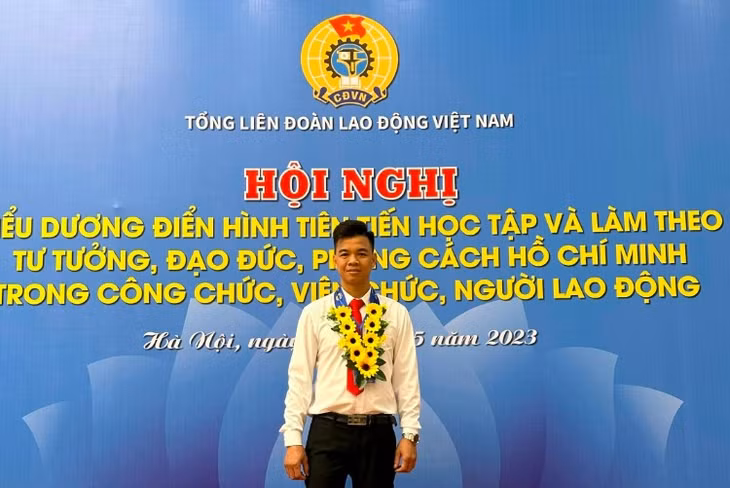 Thợ lò Lê Văn Biên tại Hội nghị biểu dương điển hình tiên tiến học tập và làm theo tư tưởng, đạo đức, phong cách Hồ Chí Minh trong CCVC-NLĐ năm 2023 của LĐLĐ Việt Nam. Ảnh: Công ty Than Thống Nhất cung cấp
