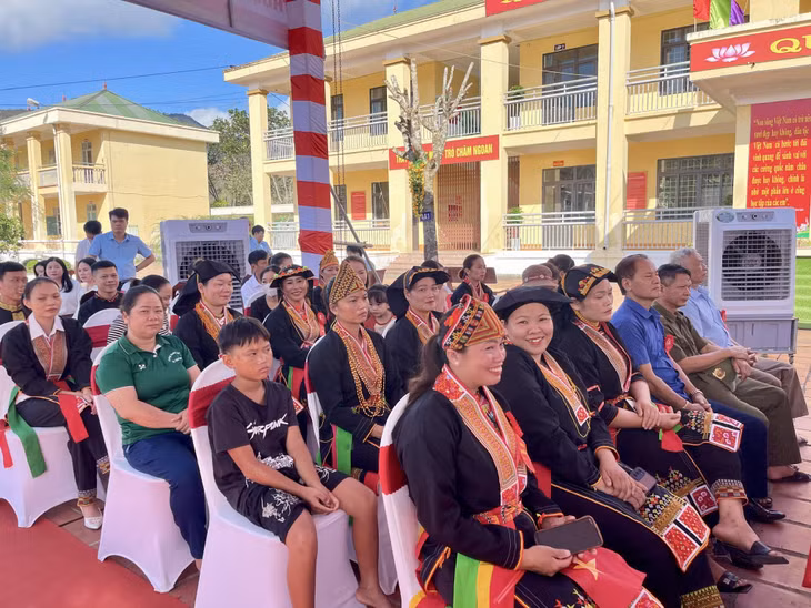 Niềm vui của người dân xã Tân Dân tại buổi khởi công xây dựng trường.