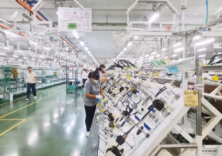 Công nhân Chi nhánh Công ty TNHH Yazaki Hải Phòng Việt Nam tại Quảng Ninh ( KCN Đông Mai) đã quay trở lại làm việc bình thường ngay sau cơn bão số 3.