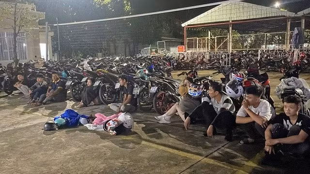 Các đối tượng cùng mô tô được đưa về trụ sở công an làm việc.