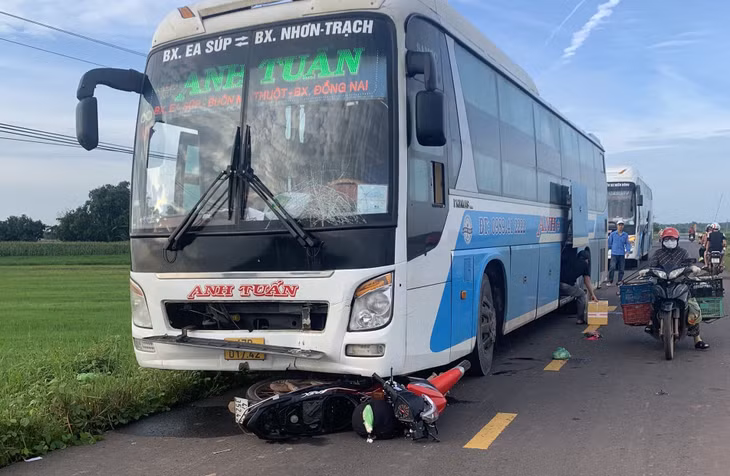 Xe khách tông xe máy, chồng tử vong, vợ bị thương nặng. Ảnh: CTV