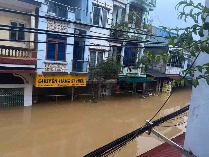 Nước sông Hồng dâng cao khiến nhiều tuyến đường ở TP Yên Bái chìm trong biển nước, từ chiều 8/9. (Ảnh: Đài PT&amp;TT Yên Bái)