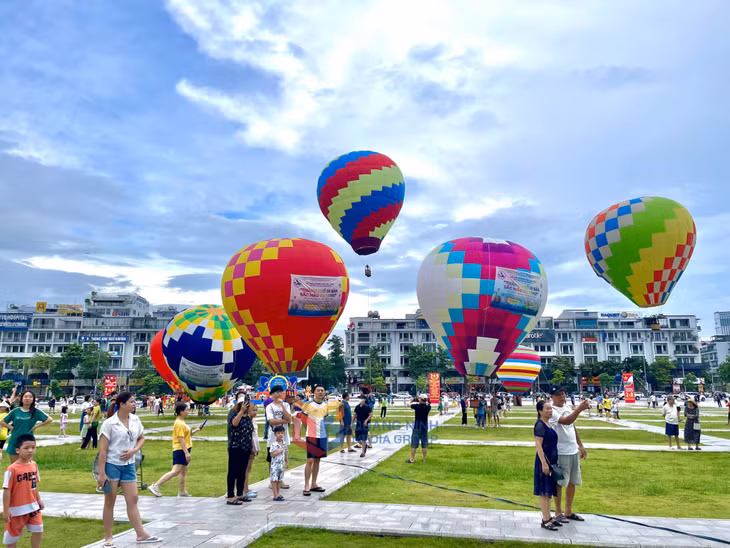 Những chiếc khinh khí cầu rực rỡ sắc màu đã tô đẹp thêm không gian của thành phố bên bờ Di sản - Kỳ quan thiên nhiên thế giới Vịnh Hạ Long.