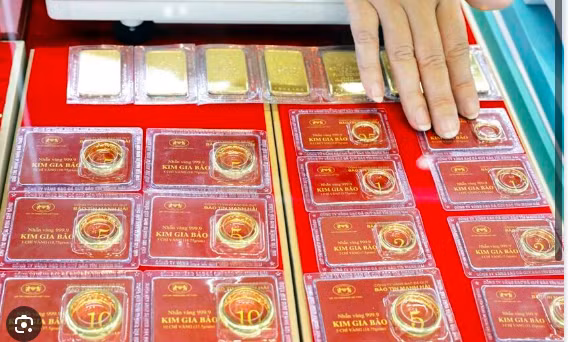 Giá vàng nhẫn tròn trơn bán ra mức 77,8 triệu đồng/lượng, vàng miếng SJC bán ra 80 triệu đồng/lượng. (Ảnh: PQ).