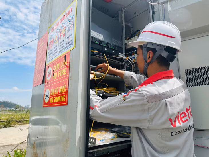Nhân viên Viettel kiểm tra tín hiệu truyền dẫn tại trạm phát sóng khu vực phường Bãi Cháy (TP Hạ Long).