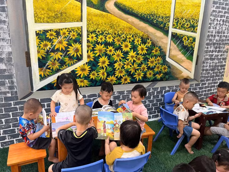 Trẻ lớp 4 tuổi Trường Mầm non thị trấn Bình Liêu (huyện Bình Liêu) tham gia "Ngày đọc sách" (tháng 4/2024).