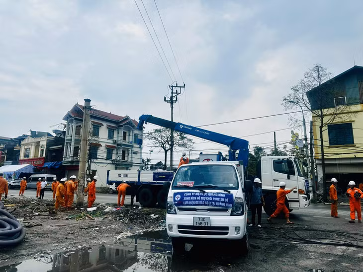 Sáng 13/9, những thợ điện lành nghề nhất của Công ty Điện lực Quảng Bình đã có mặt tại TX Đông Triều để khắc phục sự cố lưới điện.
