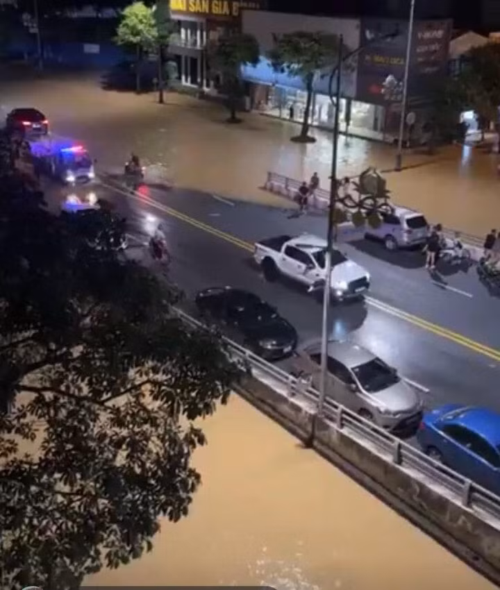 Người dân sinh sống 2 bên bờ sông Cầu cho biết, kể từ sau trận lũ lịch sử vào năm 2001 đến nay, chưa bao giờ mực nước sông Cầu dâng cao như hiện tại. (Ảnh: Đài PT&amp;TT Thái Nguyên)