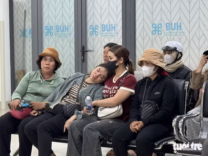 Người nhà bệnh nhân nghi sốc thuốc đau buồn ở sảnh bệnh viện chờ công an thông tin sơ bộ về nguyên nhân - Ảnh: TRUNG TÂN