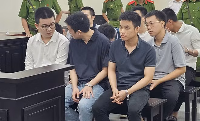 Nhóm bị cáo trong vụ án phát tán mã độc, chiếm đoạt dữ liệu tại phiên tòa sơ thẩm. Ảnh: Quang Việt