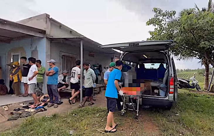 Cháu nhỏ tử vong được xe cứu thương đưa về quê để gia đình lo hậu sự. Ảnh: Duy Tuấn