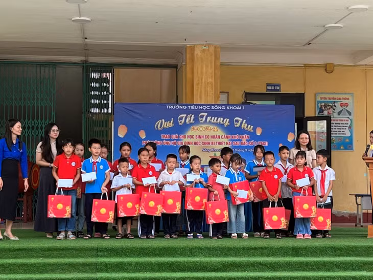 Đại diện Amata Hạ Long tặng quà cho các em nhỏ tại Trường tiểu học Sông Khoai.