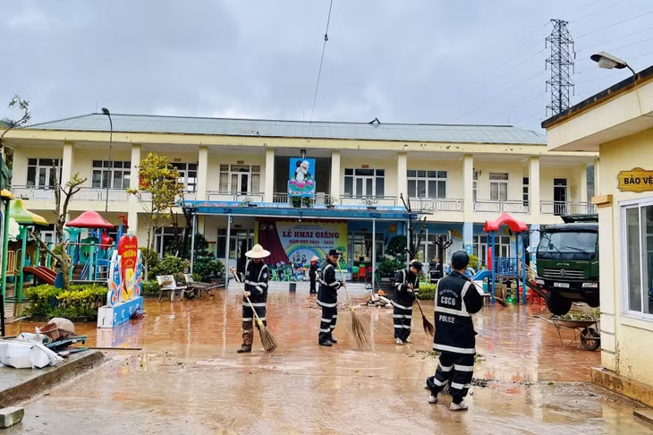 30 CBCS thuộc Bộ Tư lệnh Cảnh sát cơ động hỗ trợ Trường Mầm non Vũ Oai (xã Vũ Oai) dọn dẹp, khắc phục thiệt hại sau cơn bão.