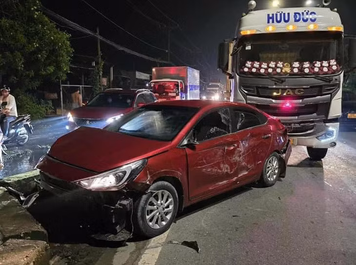 Ô tô va vào nhiều xe khác hòng tẩu thoát trên quốc lộ 22, huyện Củ Chi. Ảnh: MINH QUÂN