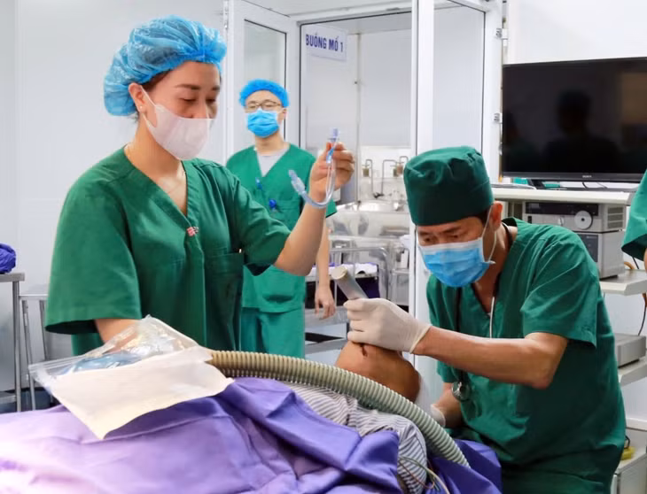 Bác sĩ Trần Ngọc San thực hiện gây mê cho bệnh nhân trước ca phẫu thuật.