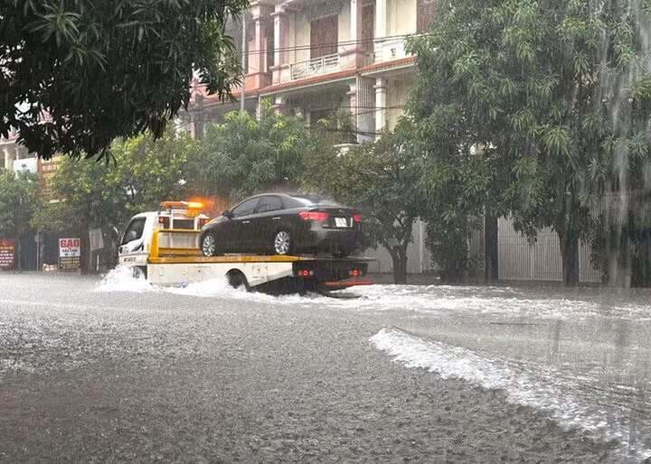 Nhiều tuyến đường TP Vinh (Nghệ An) ngập sâu trong biển nước. (Ảnh: Trần Lộc)