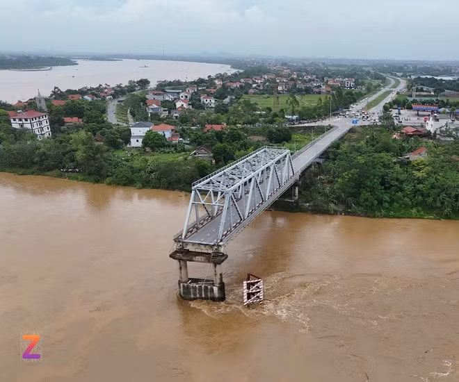 Sập cầu ở Phú Thọ khiến nhiều người bị rơi xuống sông. Ảnh: Việt Hoàng.