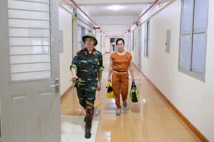 Người dân được đưa đến trú tạm tại chung cư của Công ty Khe Sim.