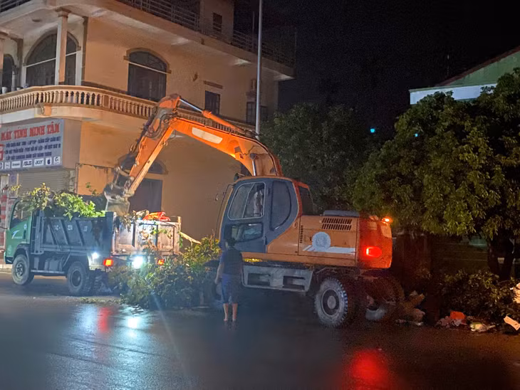 Ngoài phương tiện, máy móc của thành phố, nhiều doanh nghiệp đã chung tay hỗ trợ thành phố dọn dẹp, thu gom cây gãy đổ, biển hiệu quảng cáo ở những khu vực bị ảnh hưởng nặng nề.