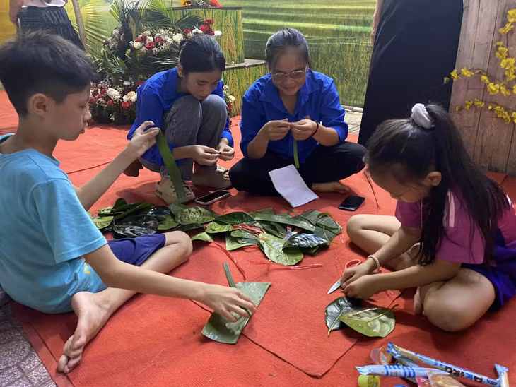 Nhiều em nhỏ hào hứng khi được ĐVTN hướng dẫn làm đồ chơi truyền thống bằng lá cây.