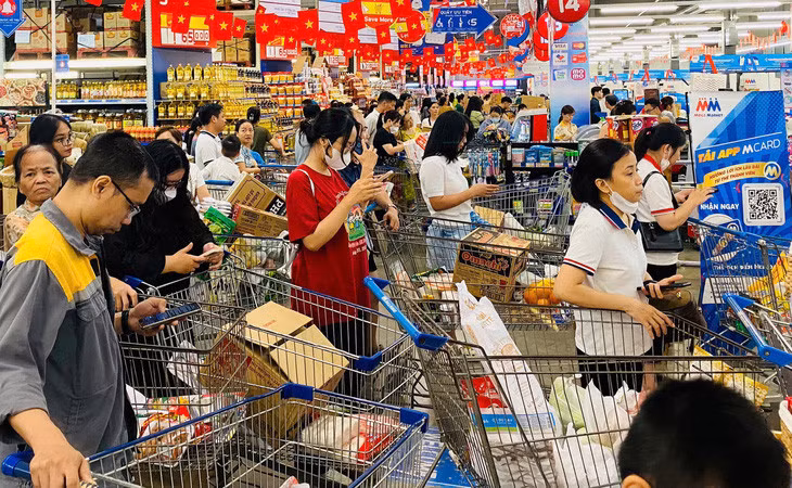 Người dân mua sắm tại MM Mega Market Hồng Bàng (Hải Phòng) - Ảnh: K.H.