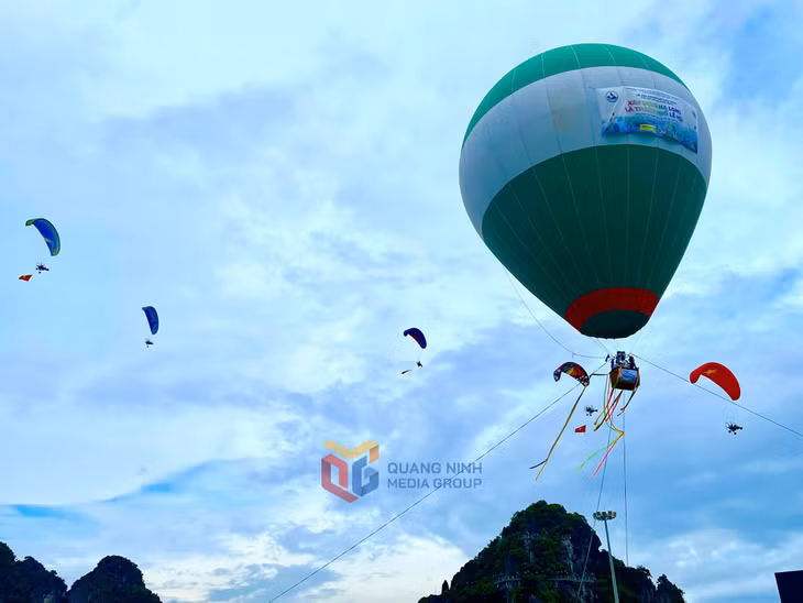Cùng với những chiếc khinh khí cầu, những chiếc dù lượn động cơ cũng cất cánh bay trên bầu trời Hạ Long, tạo không khí lễ hội sôi động.