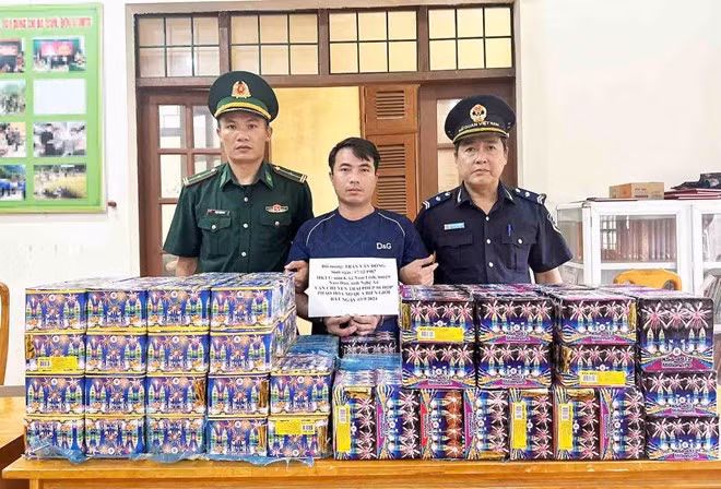 Đối tượng Đông cùng 88 hộp pháo hoa các loại. Ảnh: Bộ đội Biên phòng Quảng Bình