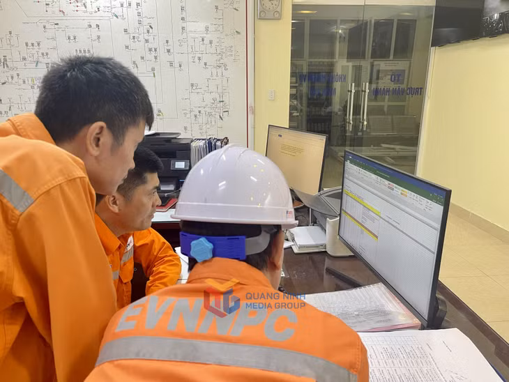 Lãnh đạo Điện lực TP Hạ Long trực vận hành, chỉ đạo việc cấp điện trở lại cho các khách hàng trên địa bàn thành phố.