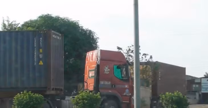 Hình ảnh ô tô đầu kéo đi ngược chiều được người dân ghi lại, gửi tới lực lượng chức năng.
