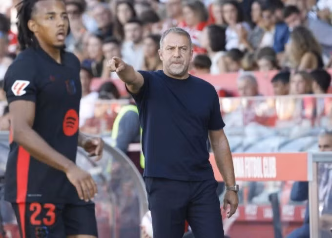 HLV Flick chỉ đạo trong trận Girona 1-4 Barca tối 15/9. Ảnh: MD