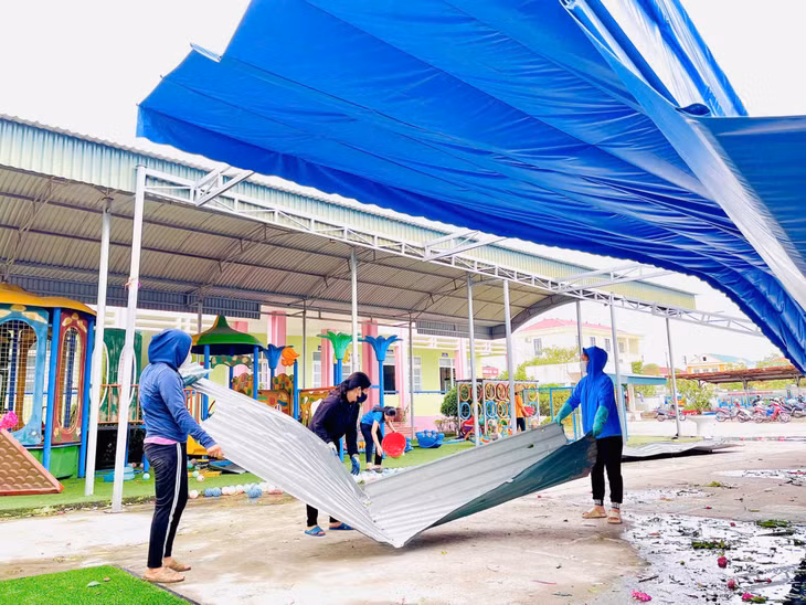 Giáo viên Trường Mầm non Việt Dân (xã Việt Dân, TX Đông Triều) khắc phục hậu quả do cơn bão số 3 gây ra.
