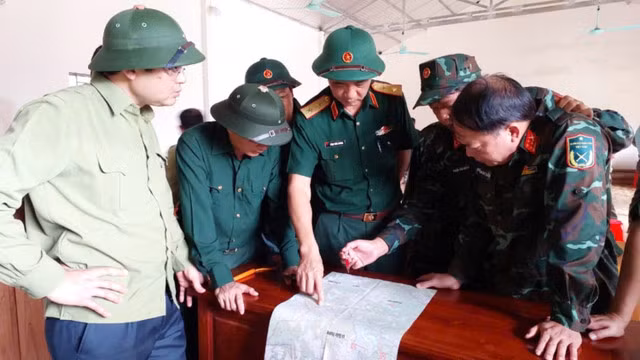 Trung tướng Phạm Hồng Chương cùng lãnh đạo tỉnh Lào Cai và các cơ quan chức năng thảo luận phương án ứng cứu trên bản đồ.