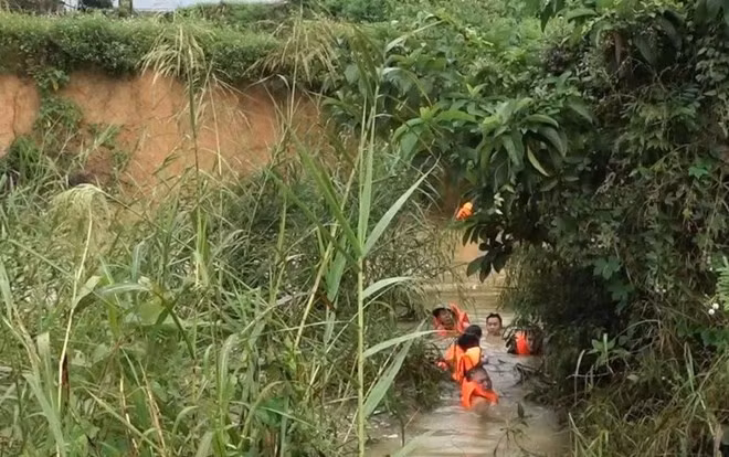 Lực lượng chức năng tìm kiếm thi thể anh Hà Văn Sỹ tử vong do đi qua tràn. Ảnh: Trần Lâm